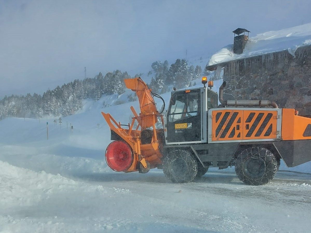 Una màquina del COEX treballant per netejar la carretera.