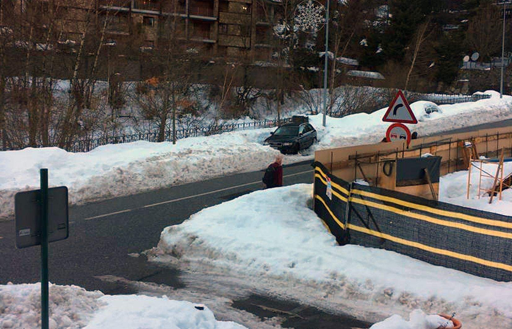 Un veí d'Arinsal caminant per la calçada per la impossibilitat de fer-ho per la voravia.