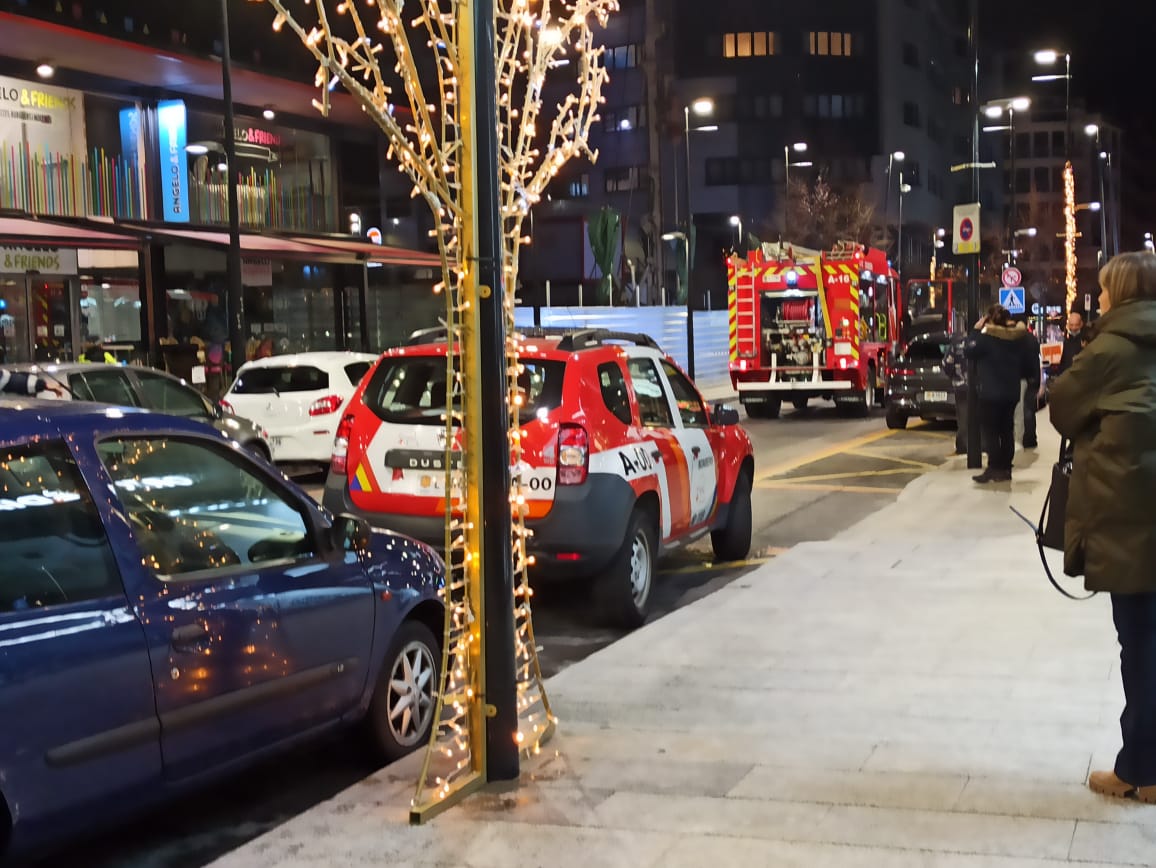 Els bombers intervenint al carrer Na Maria Pla.