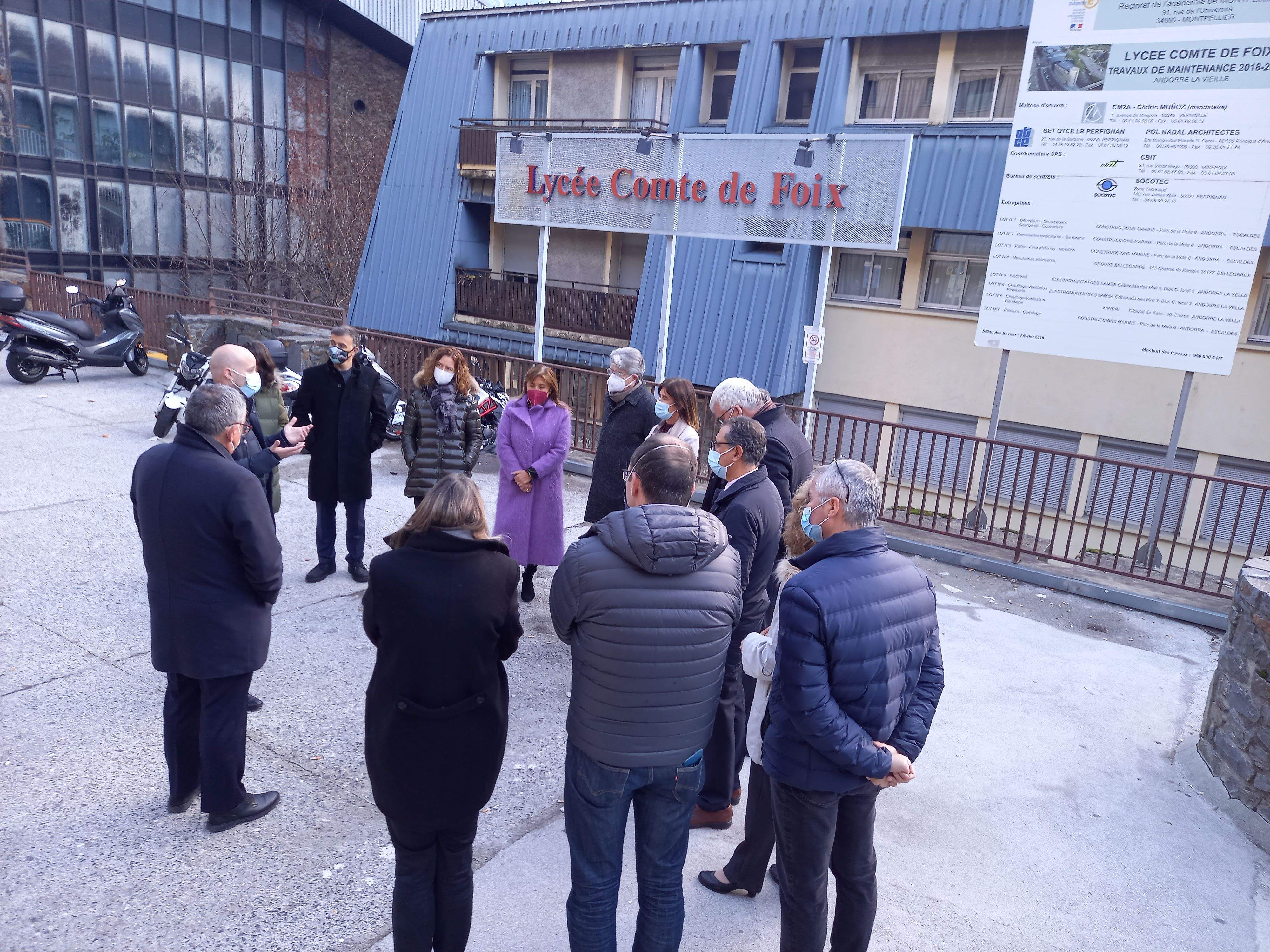 Travé explicant a les autoritats els detalls de la instal·lació.