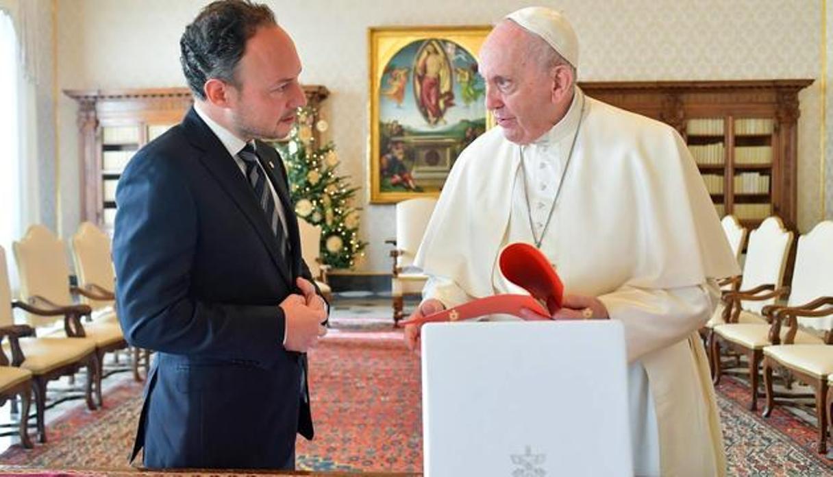 Espot i el Papa Francesc durant una trobada. Espot i el Papa Francesc durant una trobada.