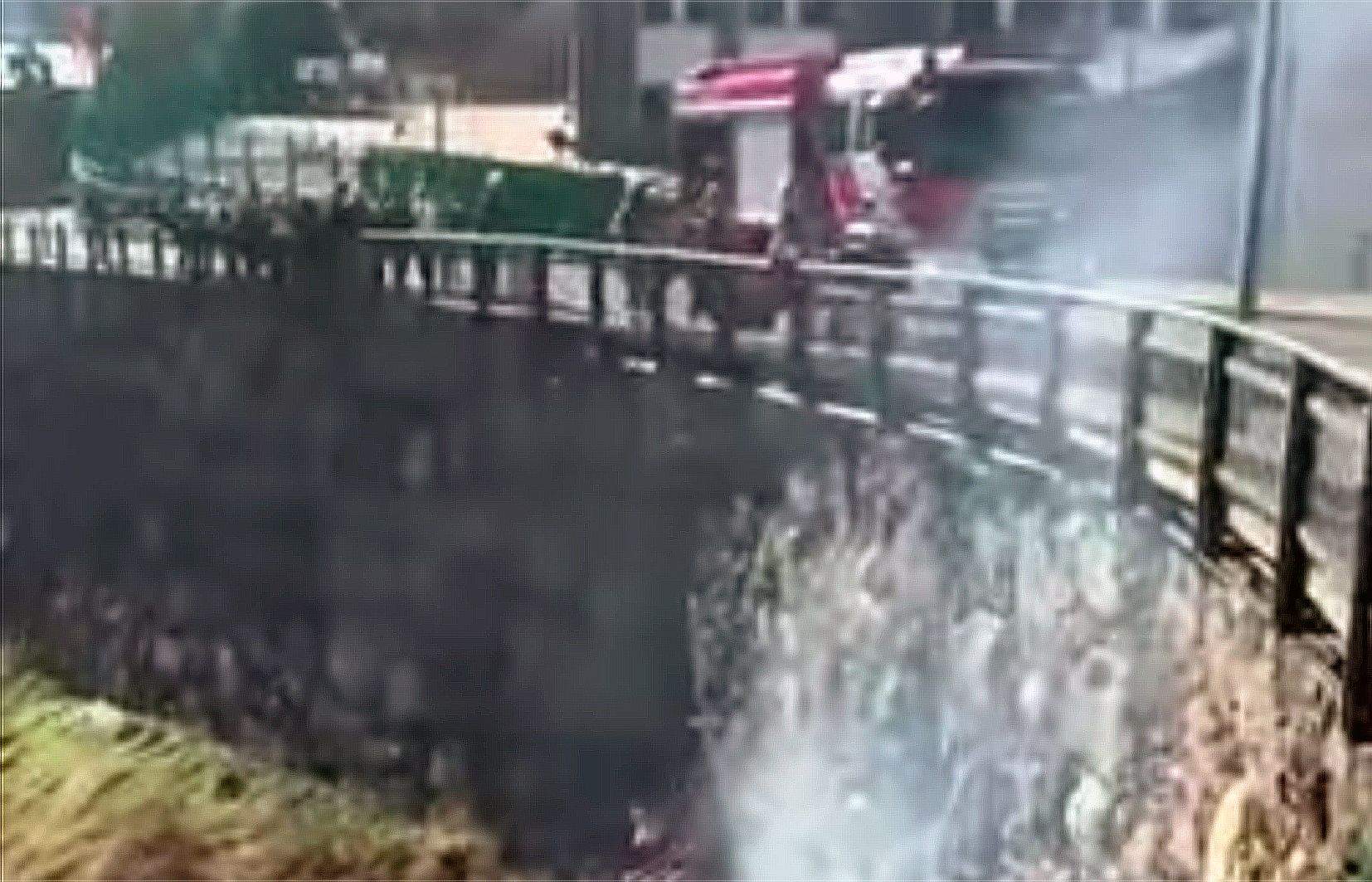 El camió dels bombers treballant a la zona.