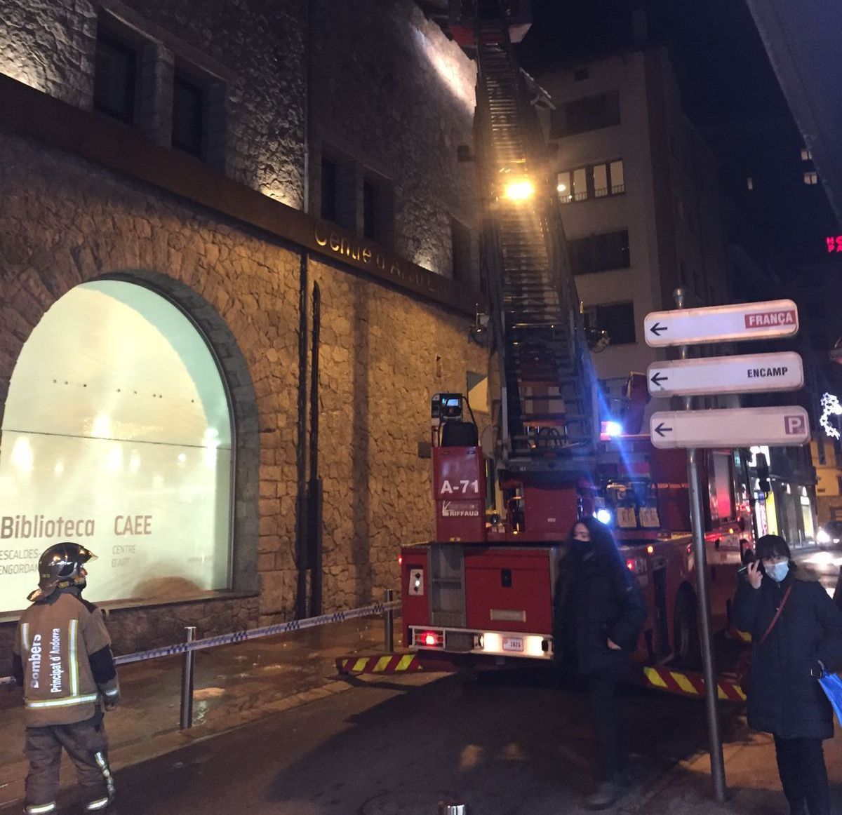 Intervenció dels bombers a l'edifici del CAEE.