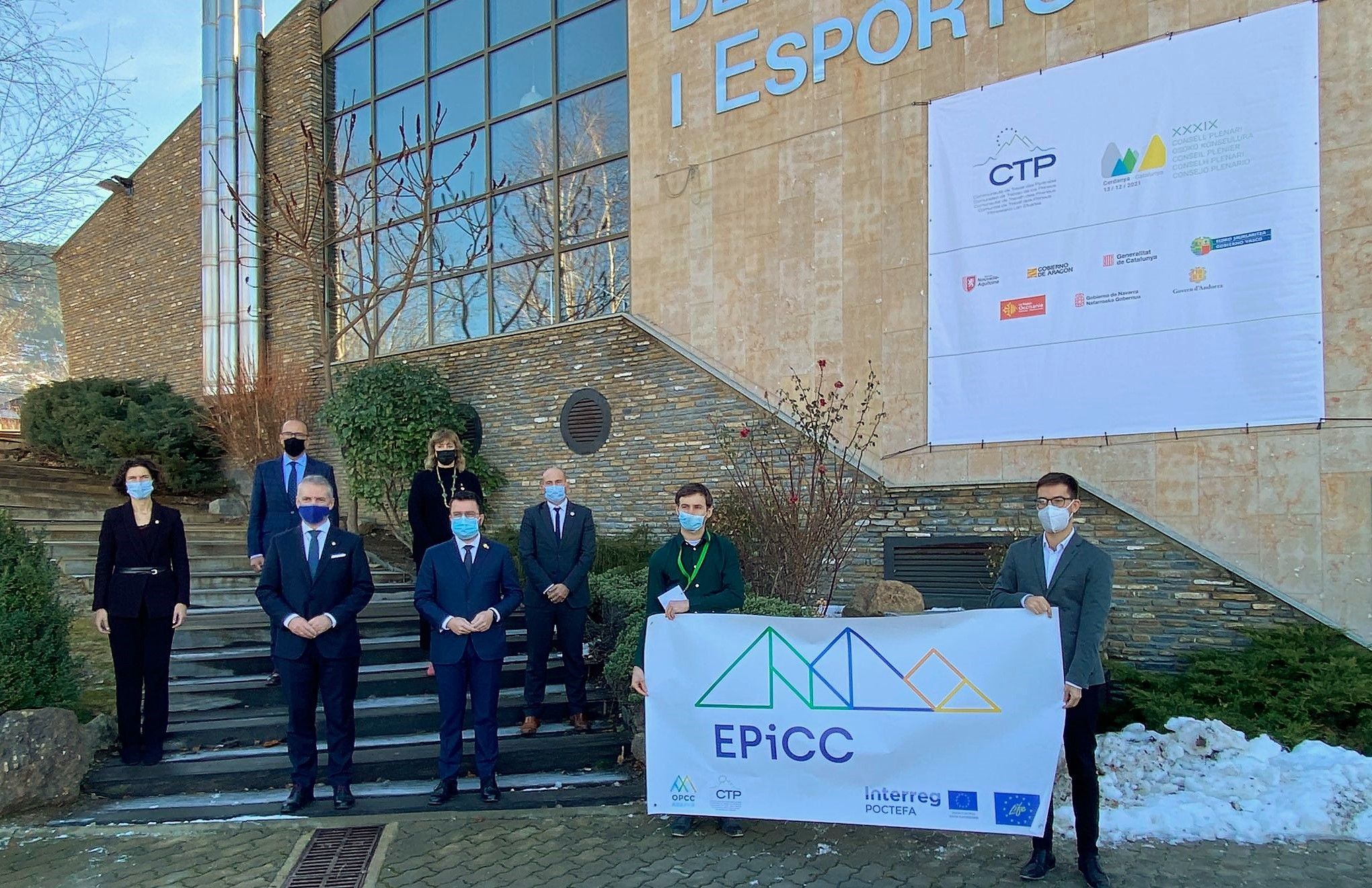 Foto de grup dels participants a la reuniò d'aquest dilluns a Alp.