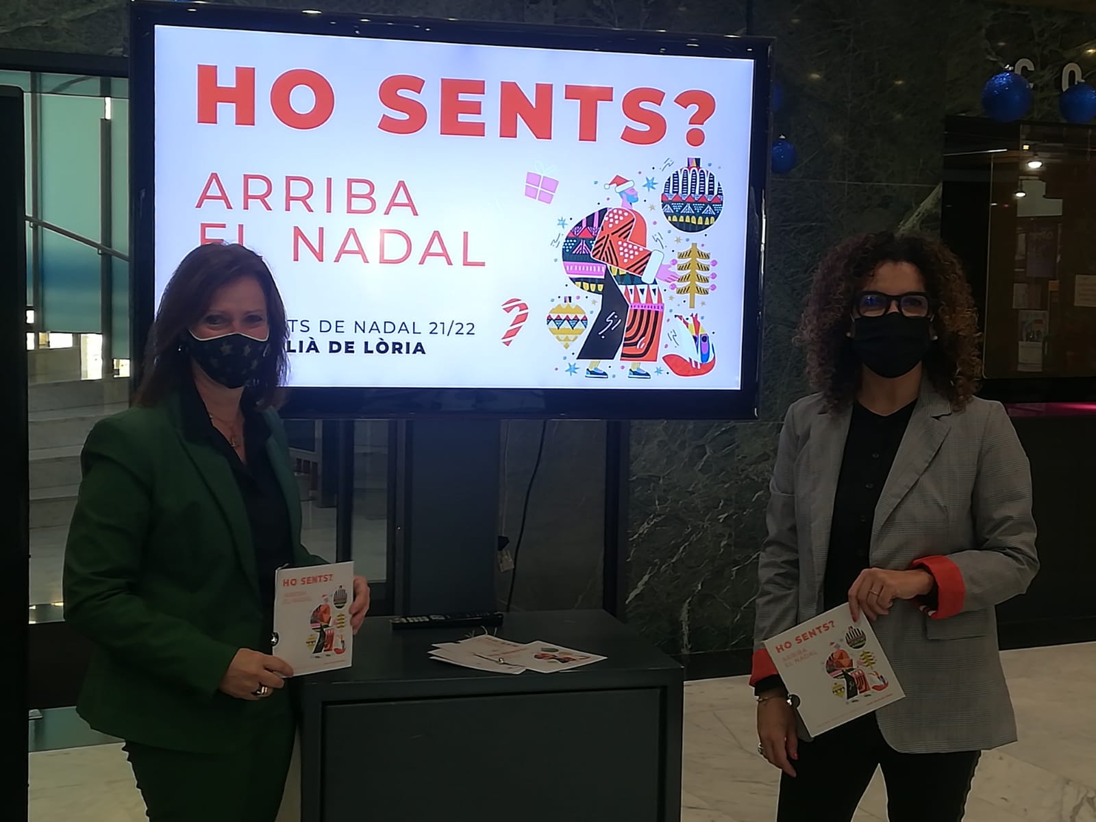 La cònsol menor, Mireia Codina i la directora de Cultura, Laura Rogé després de la presentació d'aquest dimarts.