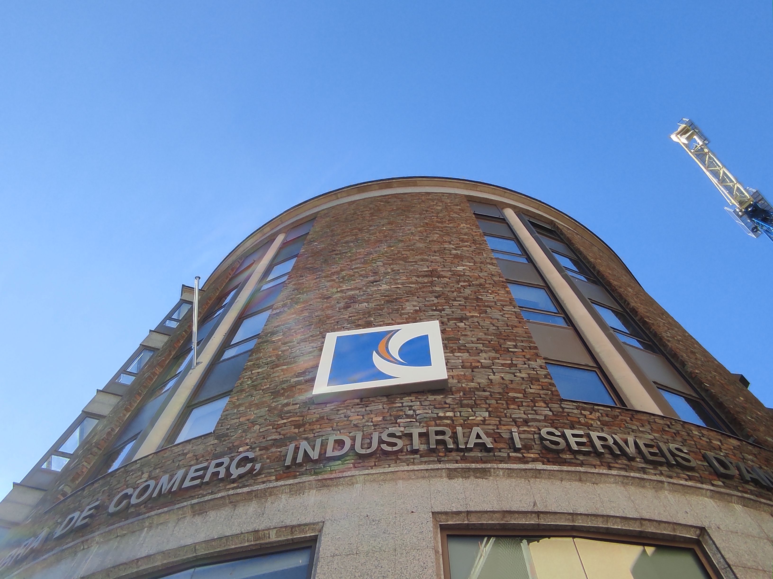 La façana de la seu de la Cambra de Comerç. La façana de la seu de la Cambra de Comerç.