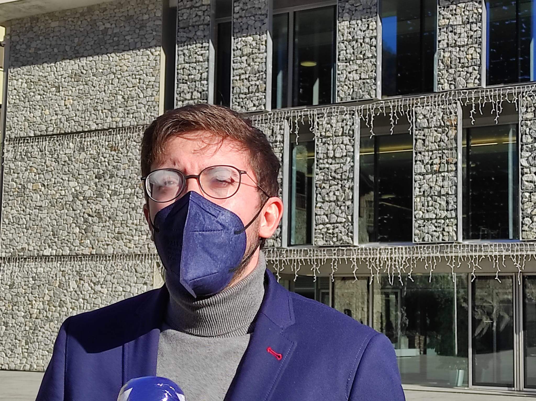 Roger Padreny fent declaracions a la plaça del Consell General.