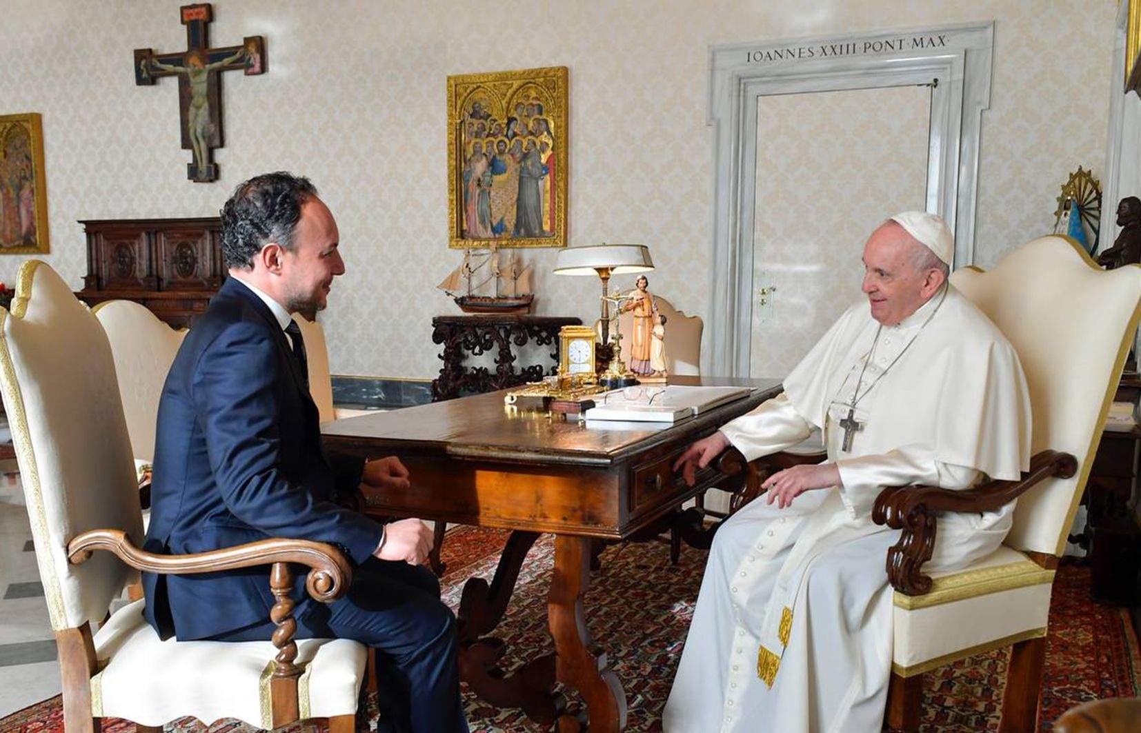 Espot i Francesc conversant al Vaticà.