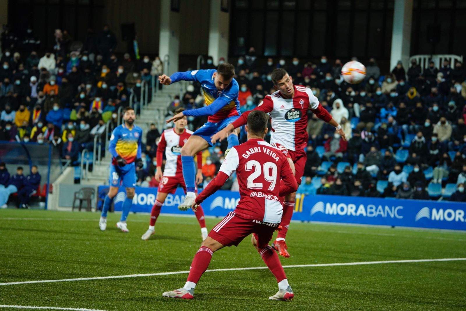 Vilanova remata de cap en l'acció del gol de l'empat contra el Celta a la Copa del Rei la passada temporada.