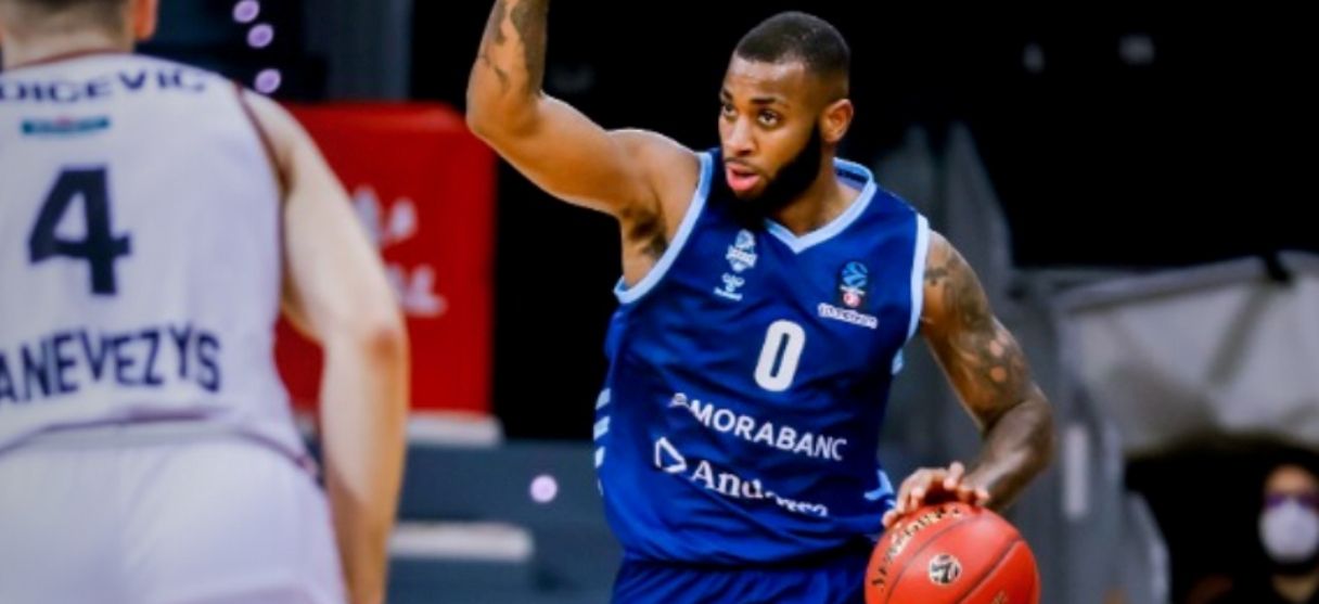 Miller-McIntyre inicia una jugada en el partit d'aquest dimarts.