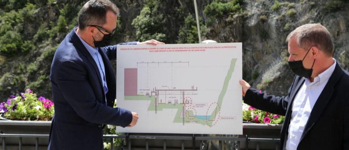 EL MINISTRE DE TERRITORI I HABITATGE, VÍCTOR FILLOY I EL CÒNSOL DE SANT JULIÀ, JOSEP MAJORAL AMB EL PROJECTE.