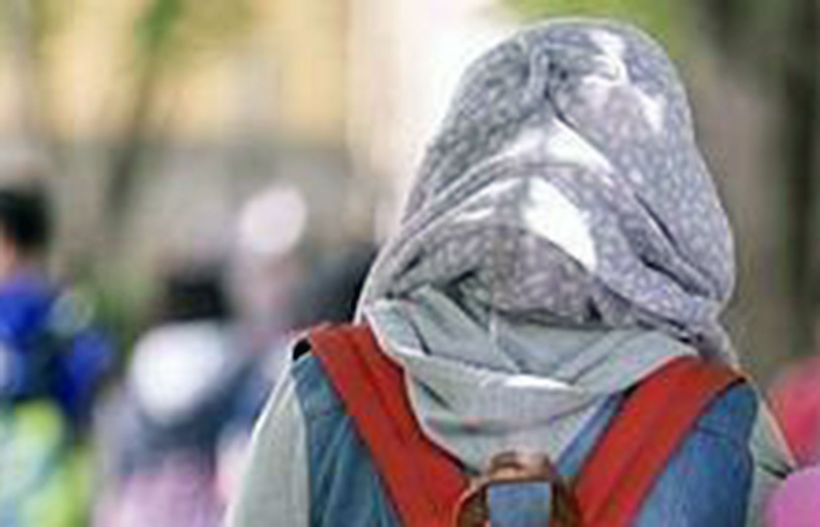 Una escolar amb vel.