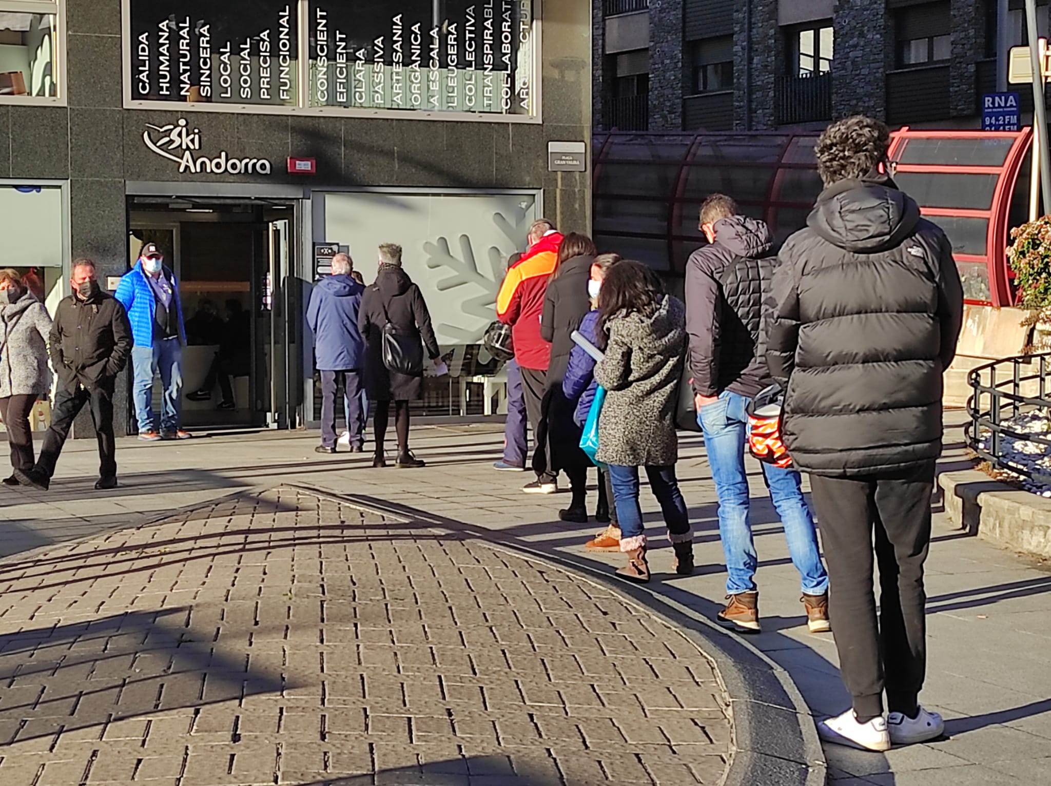 Cua davant de les oficines d'Ski Andorra. Cua davant de les oficines d'Ski Andorra.