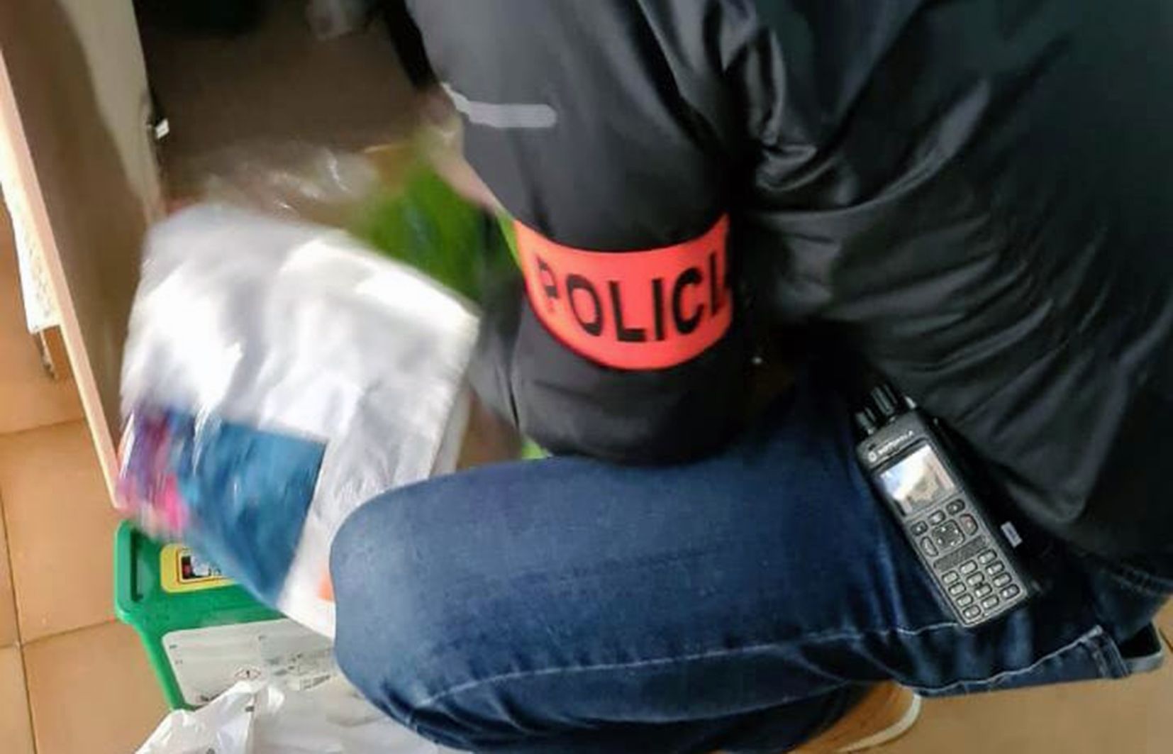 Un agent de policia en una perquisició emmarca en l''Operació Queen'.