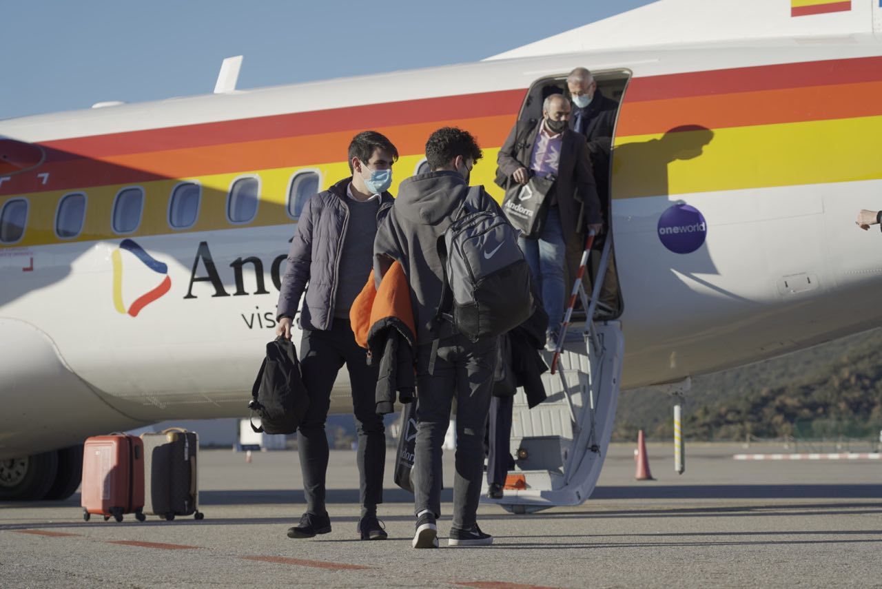 Passatgers baixant de l'avió en el primer vol a l'aeroport d'Andorra-La Seu provinent de Madrid.