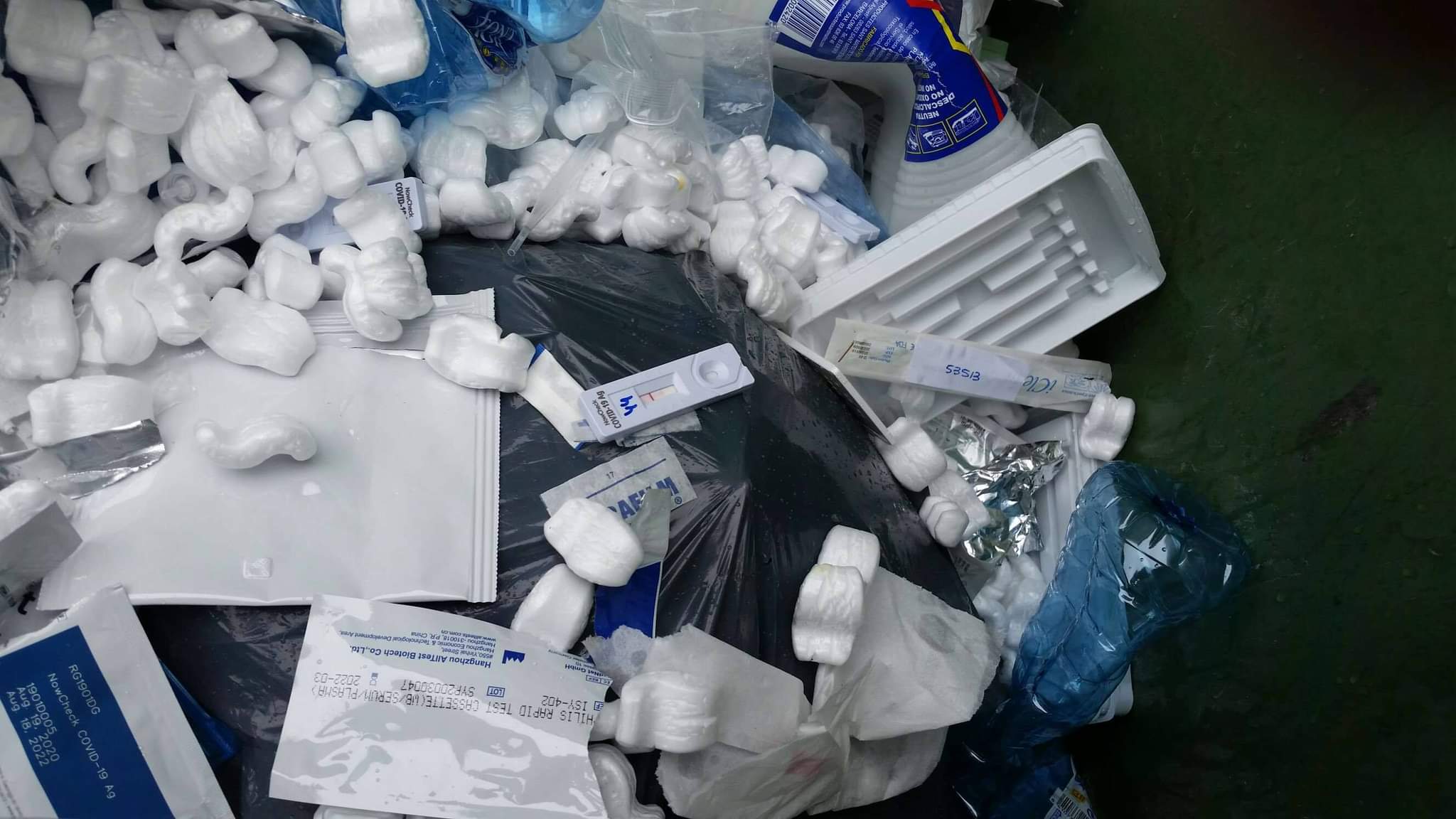 Material procedent de tests d'antígens.