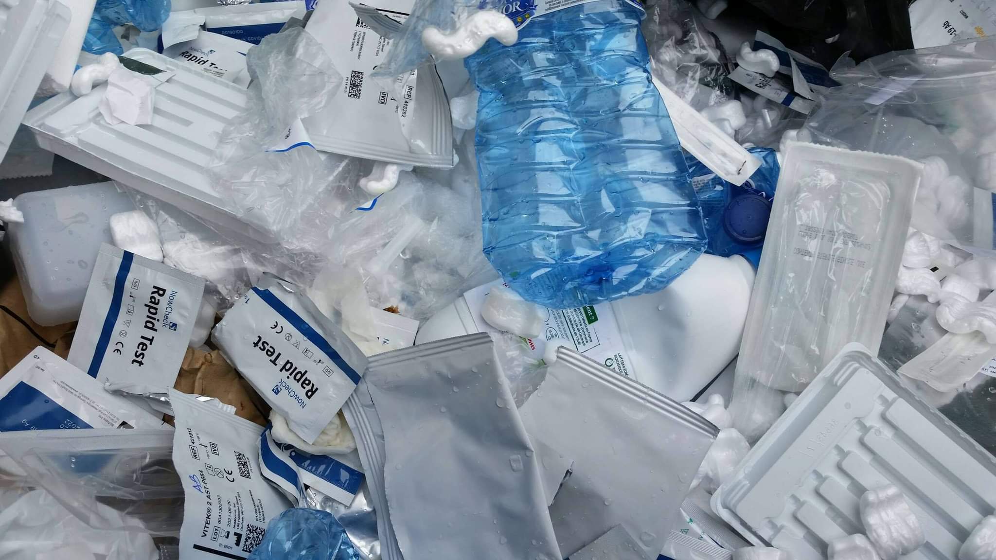 Restes d'embolcalls dels tests d'antígens usats.