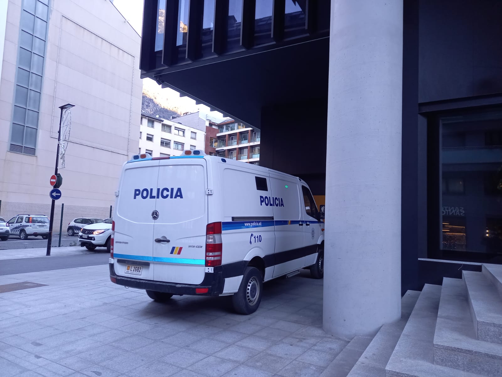 La furgoneta policial entra a la seu de la Justícia amb el pres provinent de la Comella.
