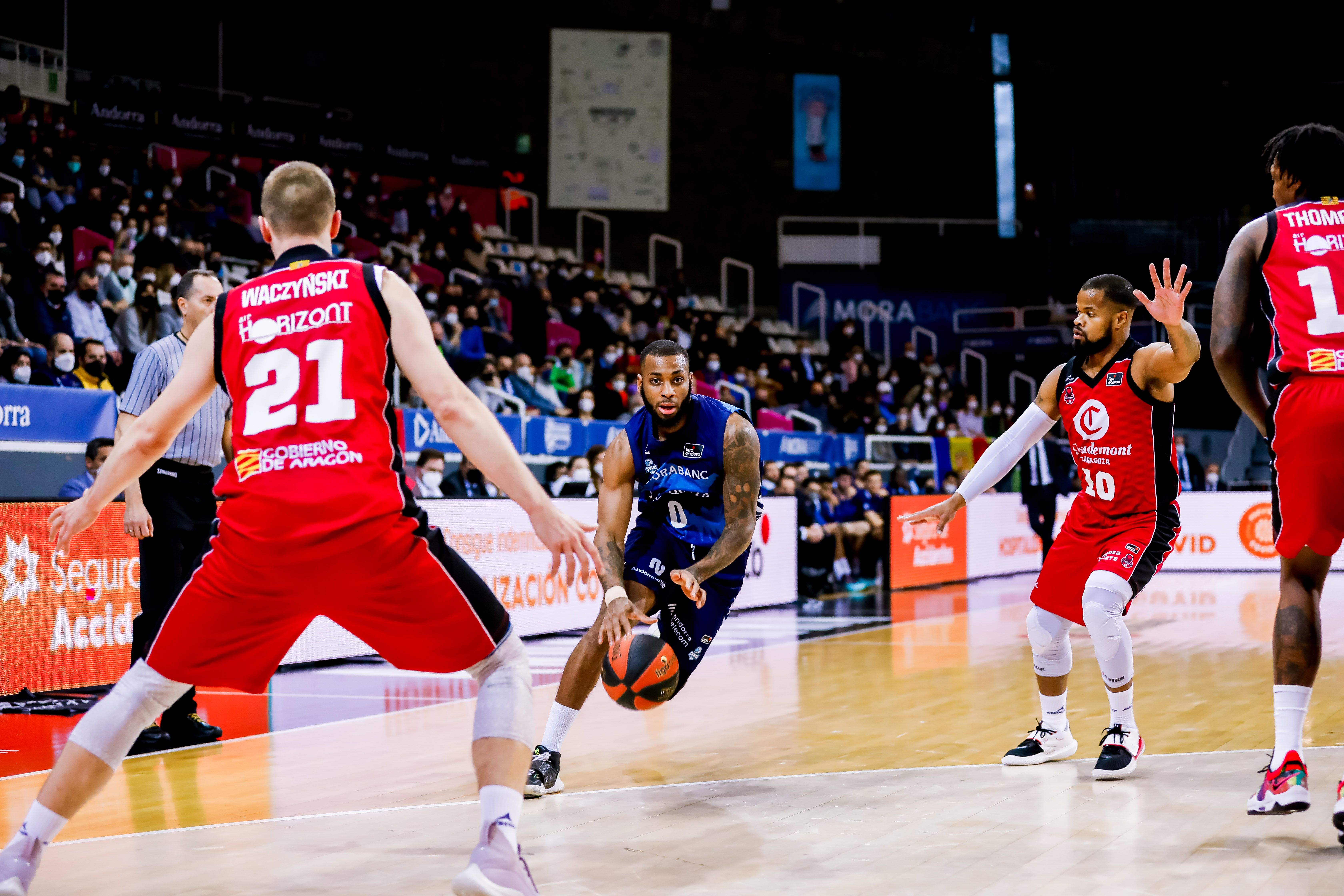 Mcintyre Mcintyre inteta una entrada a cistella davant dos rivals.