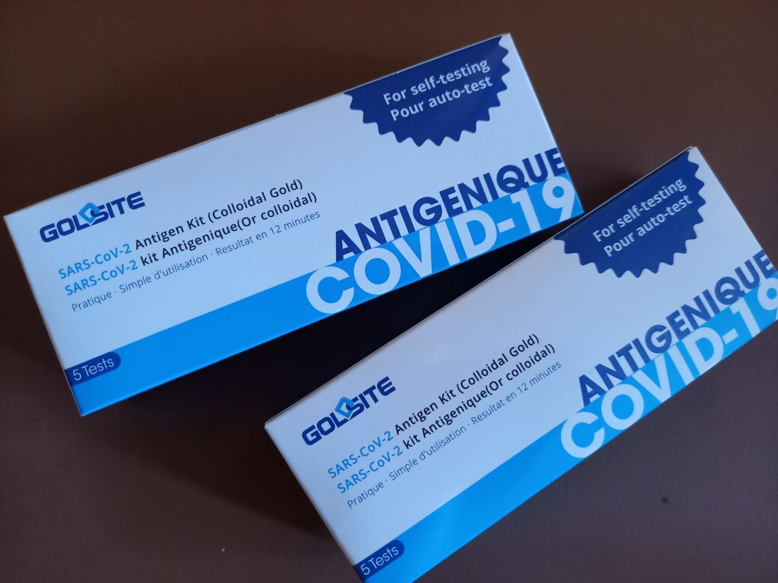 Dos paquets amb cinc tests d'antígens com els que es venen a les farmàcies del país. Dos paquets amb cinc tests d'antígens com els que es venen a les farmàcies del país.