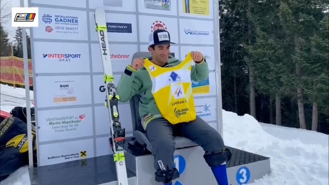 Joan Verdú ensenya el mallot de vencedor.