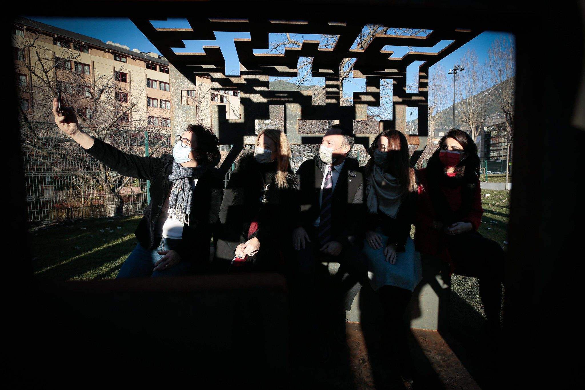 La ministra Judith Pallarés es fa una autofoto amb membres de Govern a l'escultura.