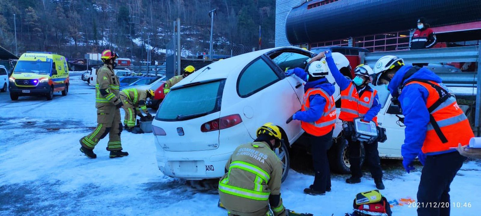 Un moment dels exercicis conjunts entre bombers i SUM.