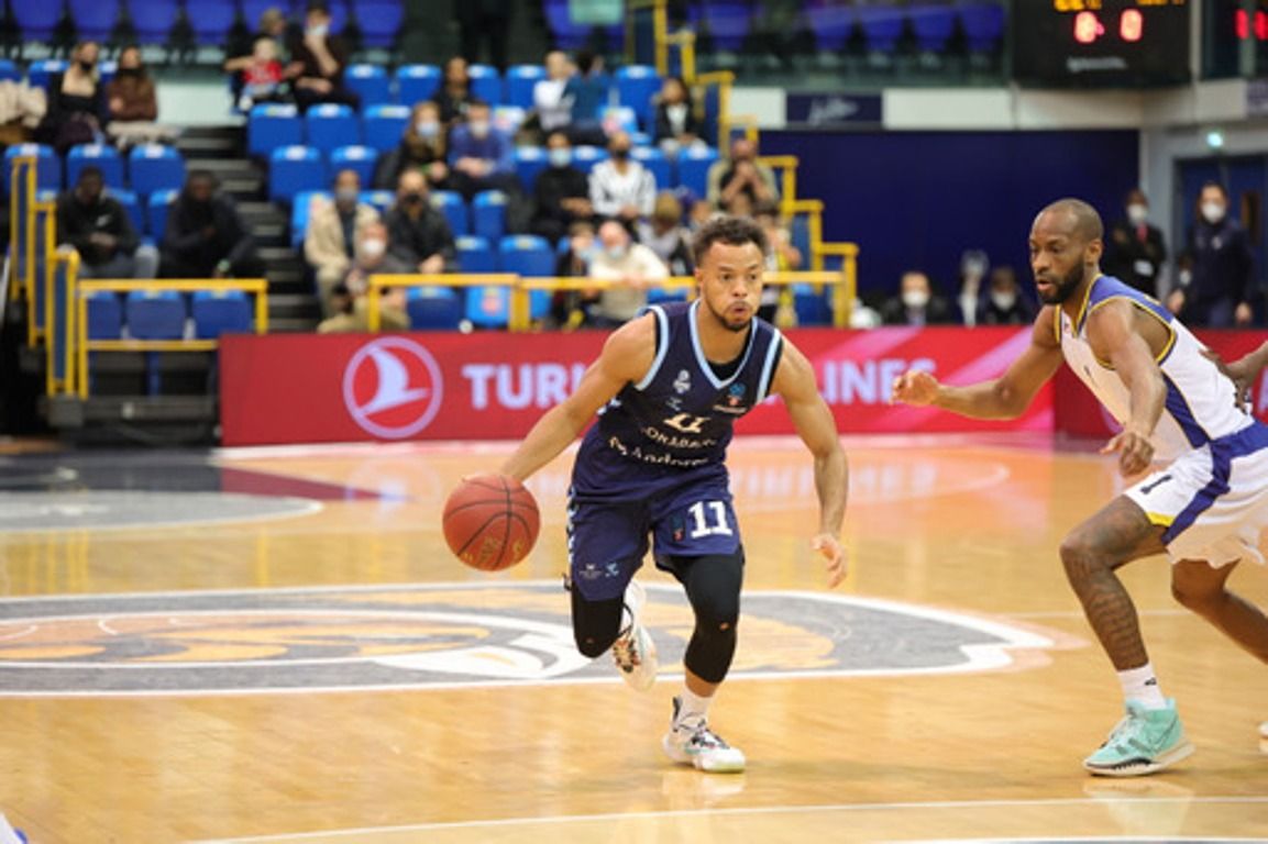 Hannah s'escapoleix del marcatge de Cummings al partit d'aquest dimarts.