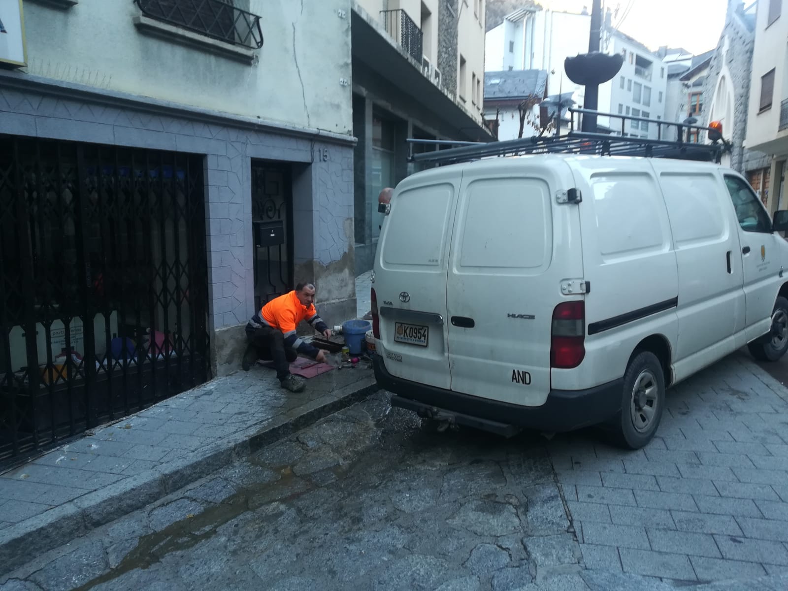 Operació rutinària de manteniment del servei d'aigua aquest dijous al matí a l'avinguda Verge de Canòlich.