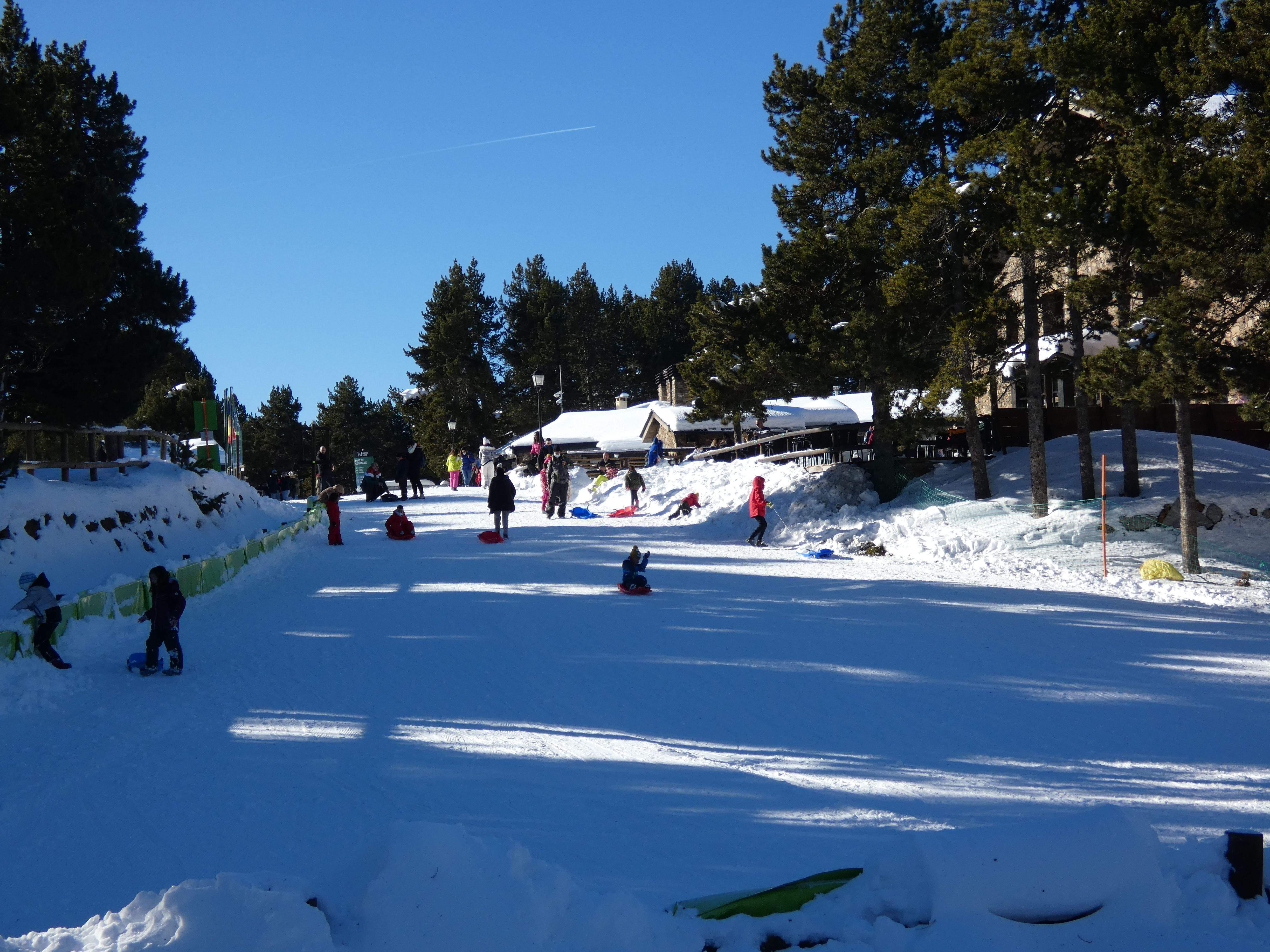 Una imatge del pla de Conangle amb infant fent-hi activitats.