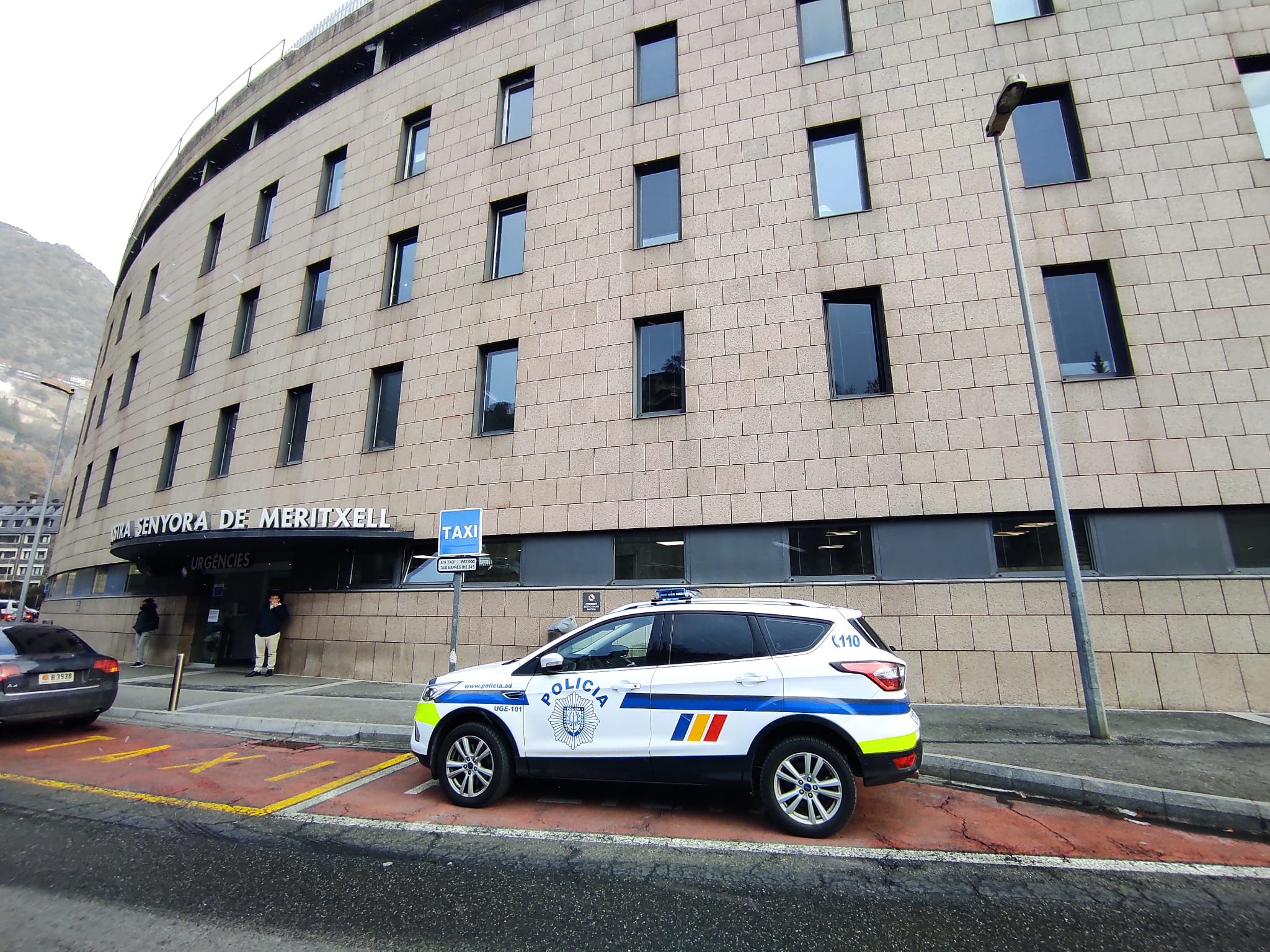 Un cotxe policial en les immediacions de l'hospital.