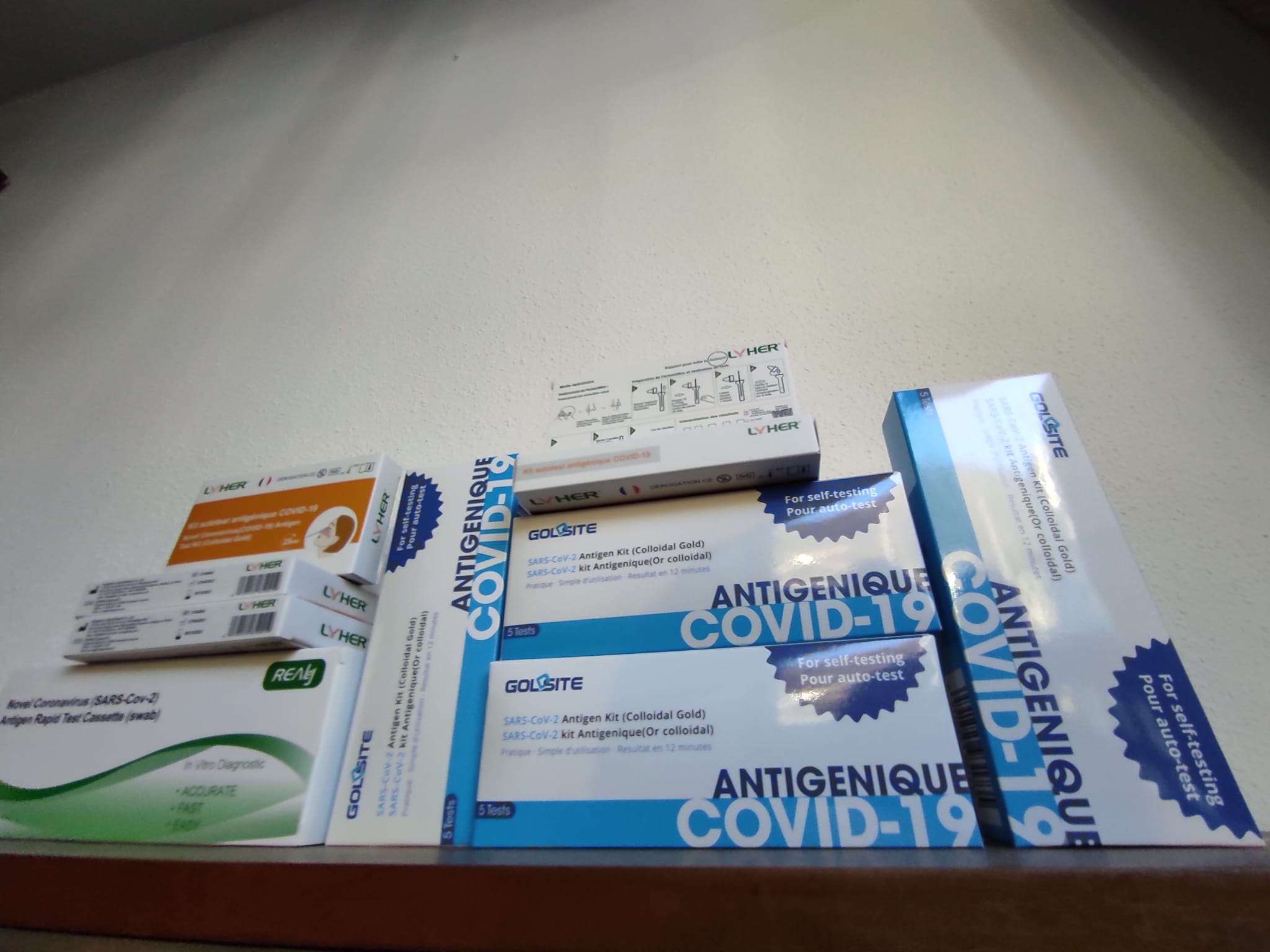 Caixes de tests d'antígens. Caixes de tests d'antígens.