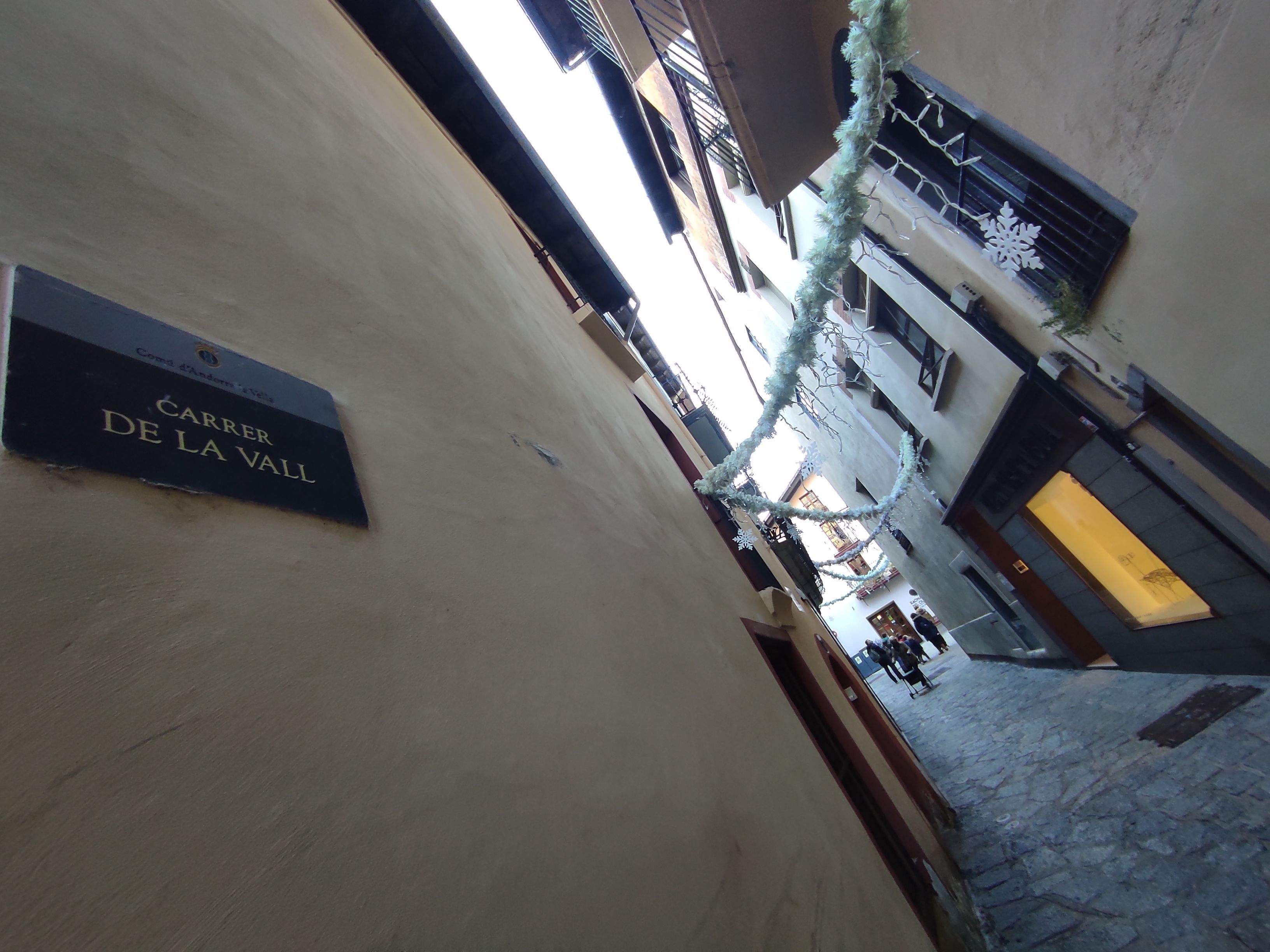 Una imatge del carrer de la Vall aquest migdia.