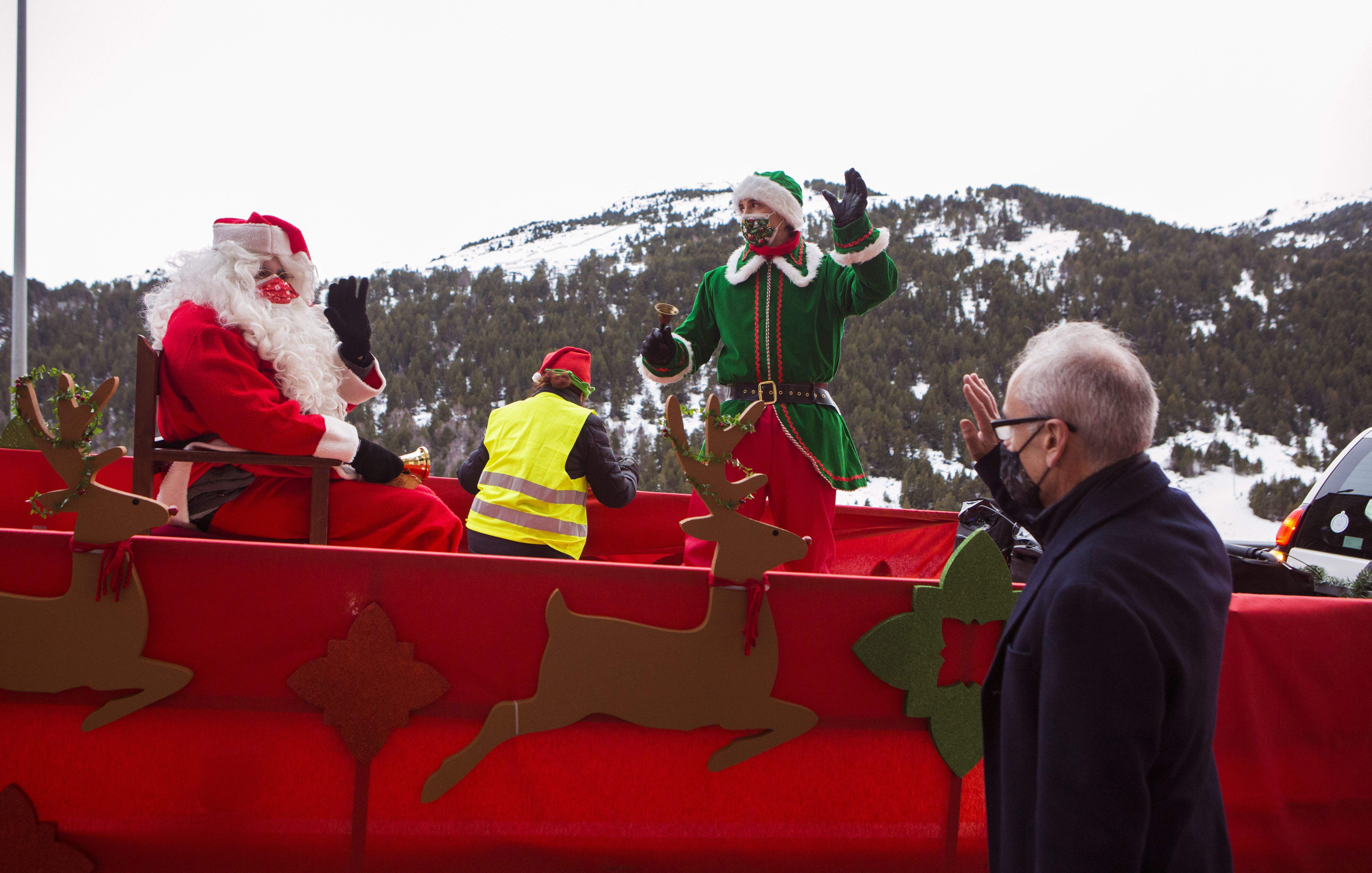 El cònsol de Canillo, Francesc Camp dona la benvinguda al Pare Noel a la cavalcada de l'any passat.
