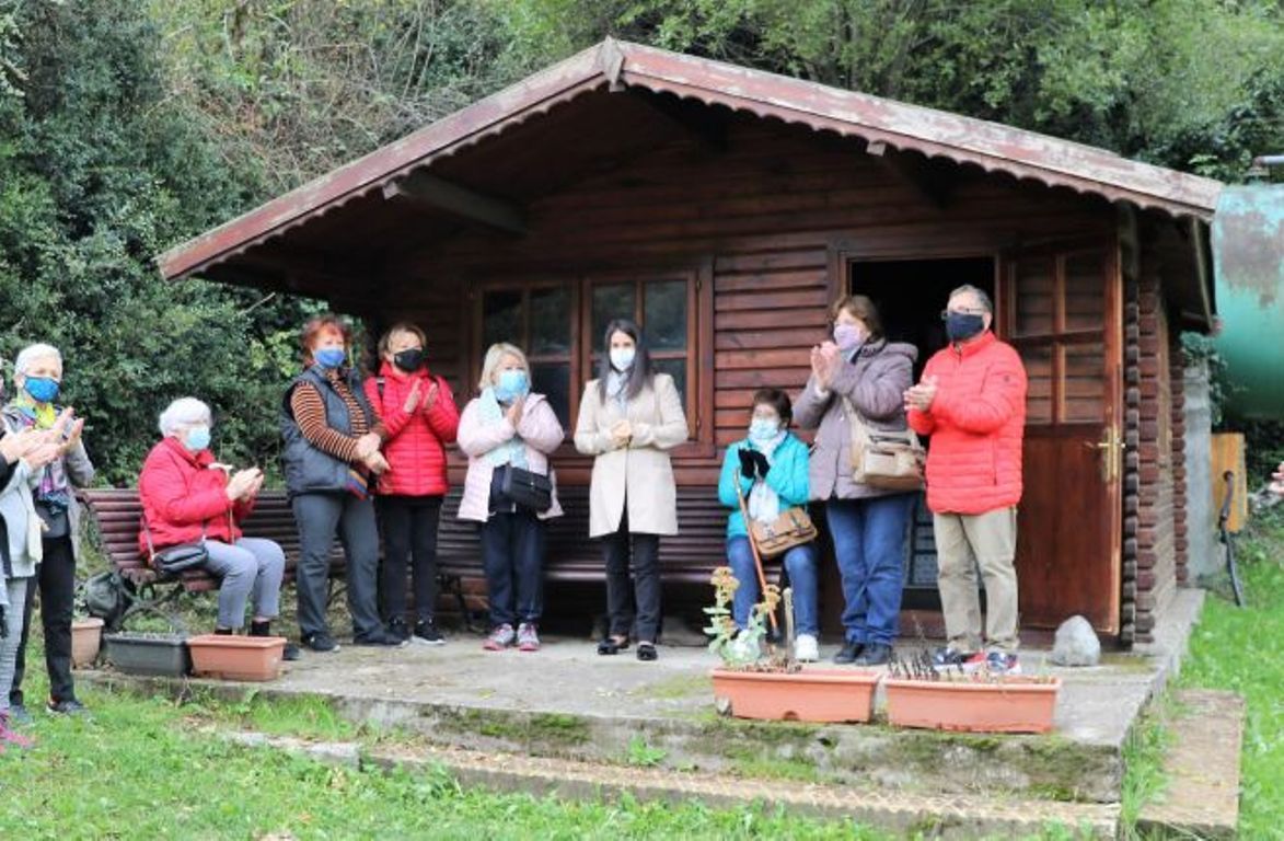 La cònsol d'Encamp Laura Mas (centre) a l'entrada d'una edificació d'ús agrícola.