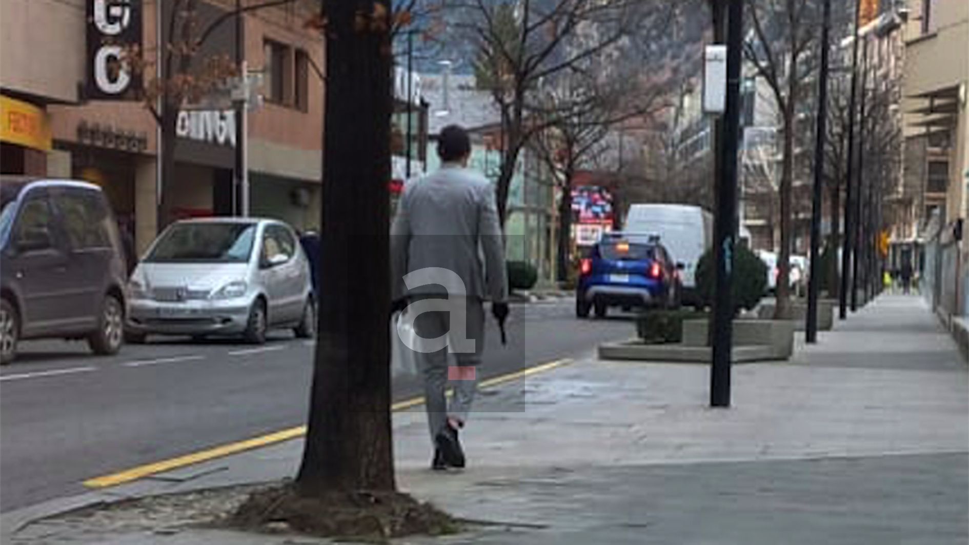 L'home que ha acabat detingut passejant per Prat de la Creu amb la pistola a la mà.