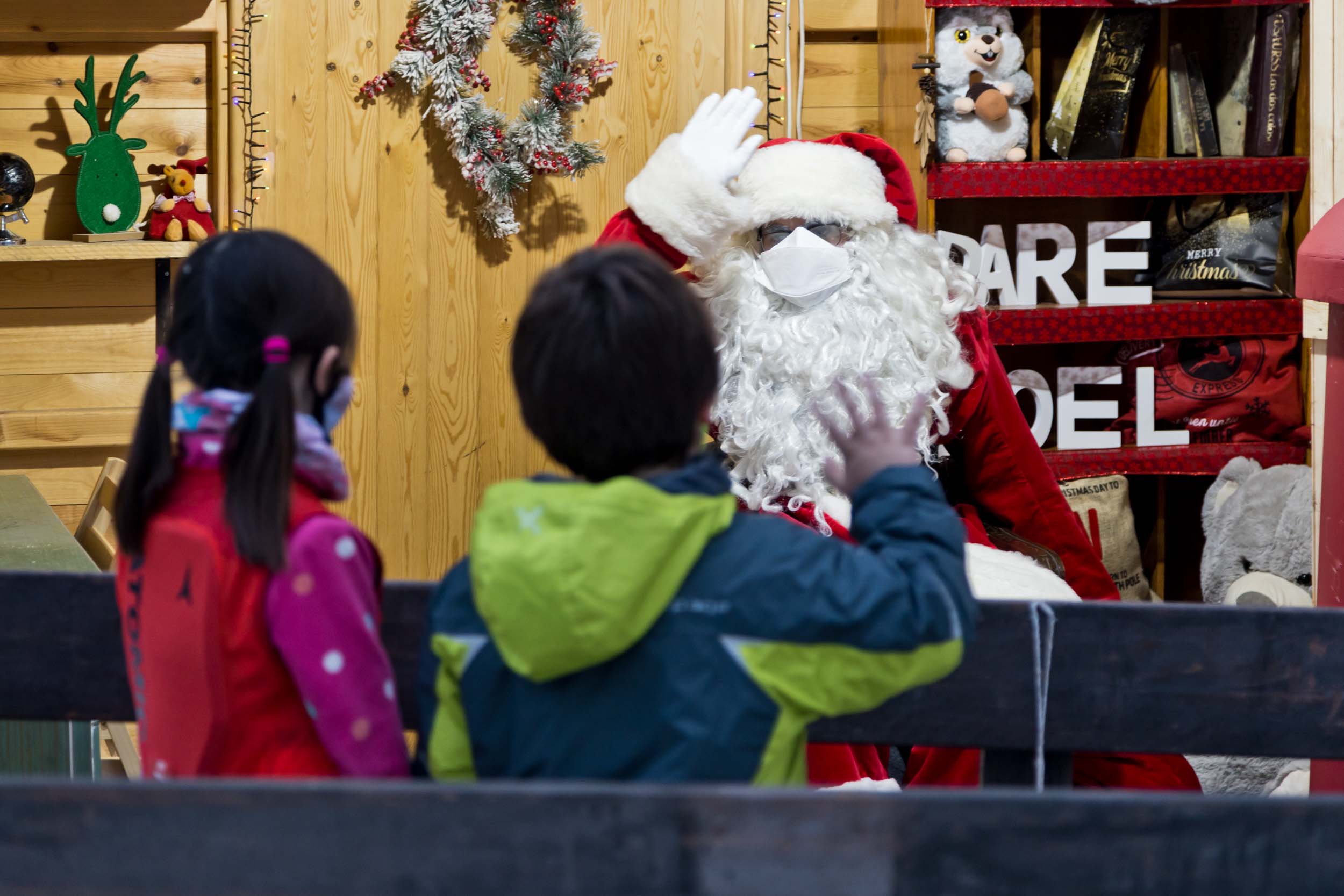 El Pare Noel rebent els nens a la Massana.