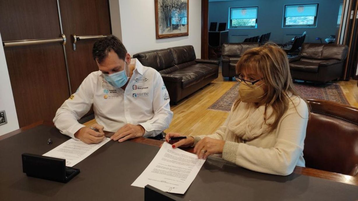 La cònsol major d'Andorra la Vella, Conxita Marsol, i el pilot Albert Llovera signen el conveni.