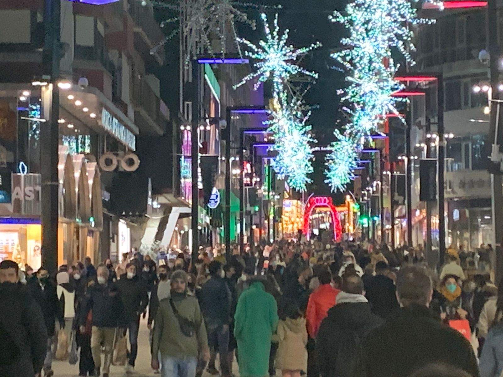 Visitants a l'eix comercial del país.