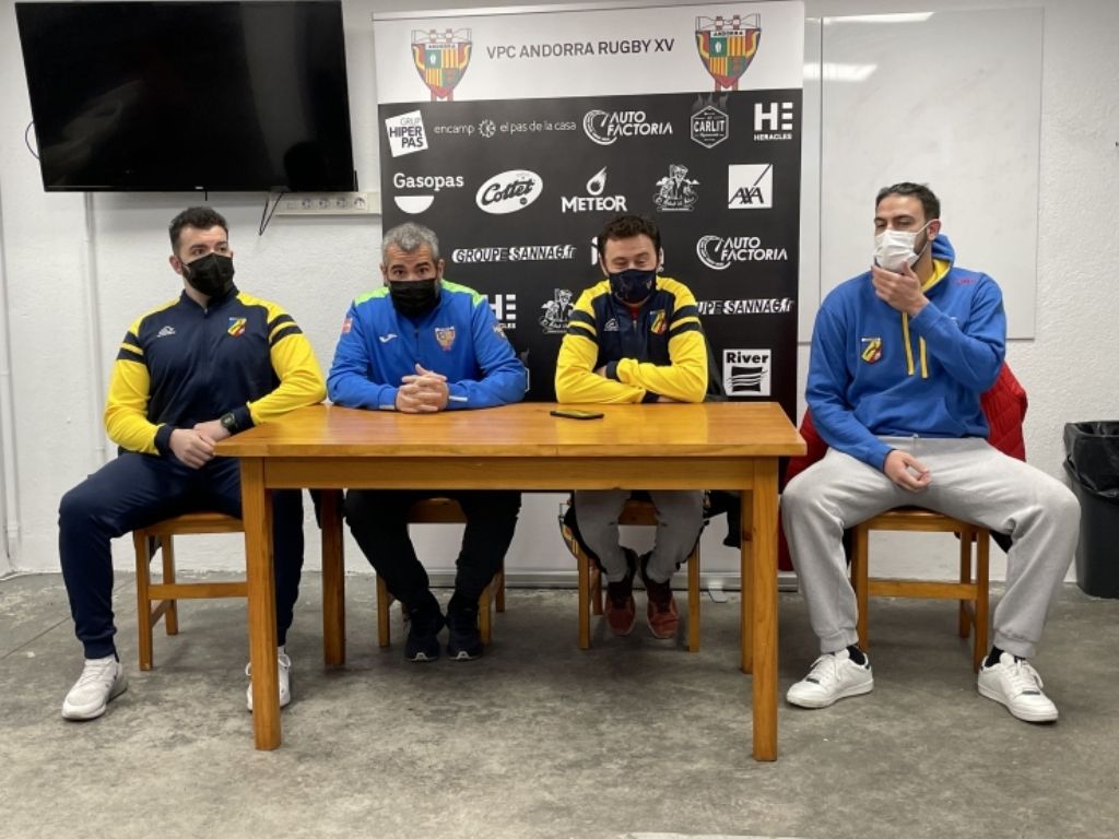 Els entrenadors del primer i segon equip amb el president del club aquest dimecres.