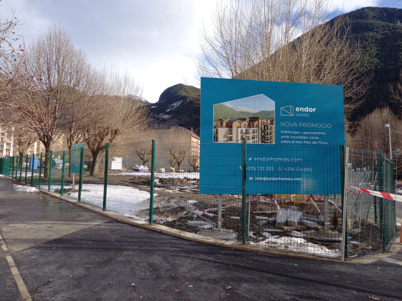 El cartell anunciant la promoció a la parcel·la on s'ubicarà. El cartell anunciant la promoció a la parcel·la on s'ubicarà.