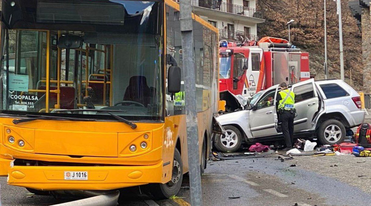 Accident entre un autobús i un tot-terreny els darrers dies del 2021.