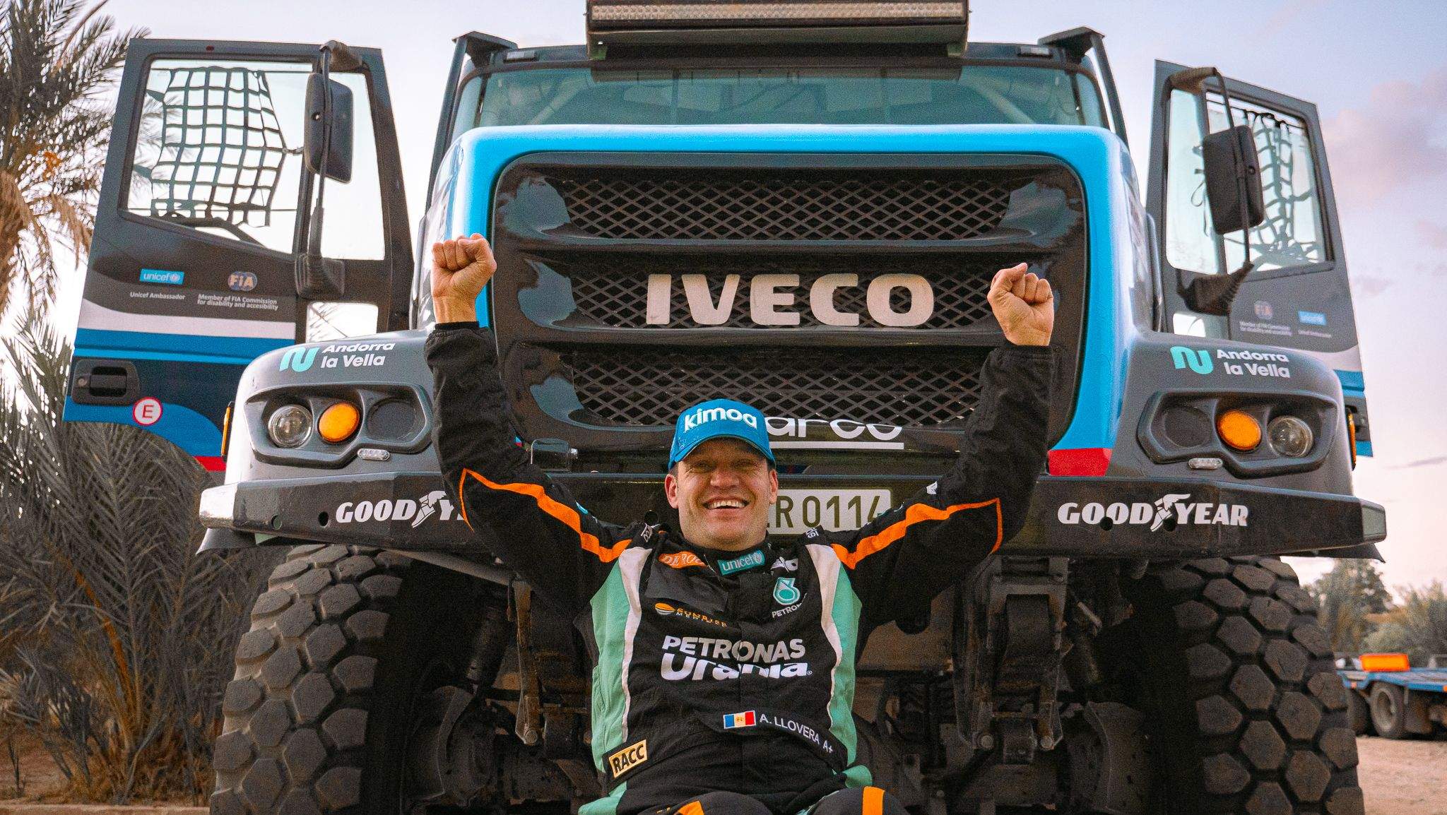 Albert Llovera davant del camió Iveco 