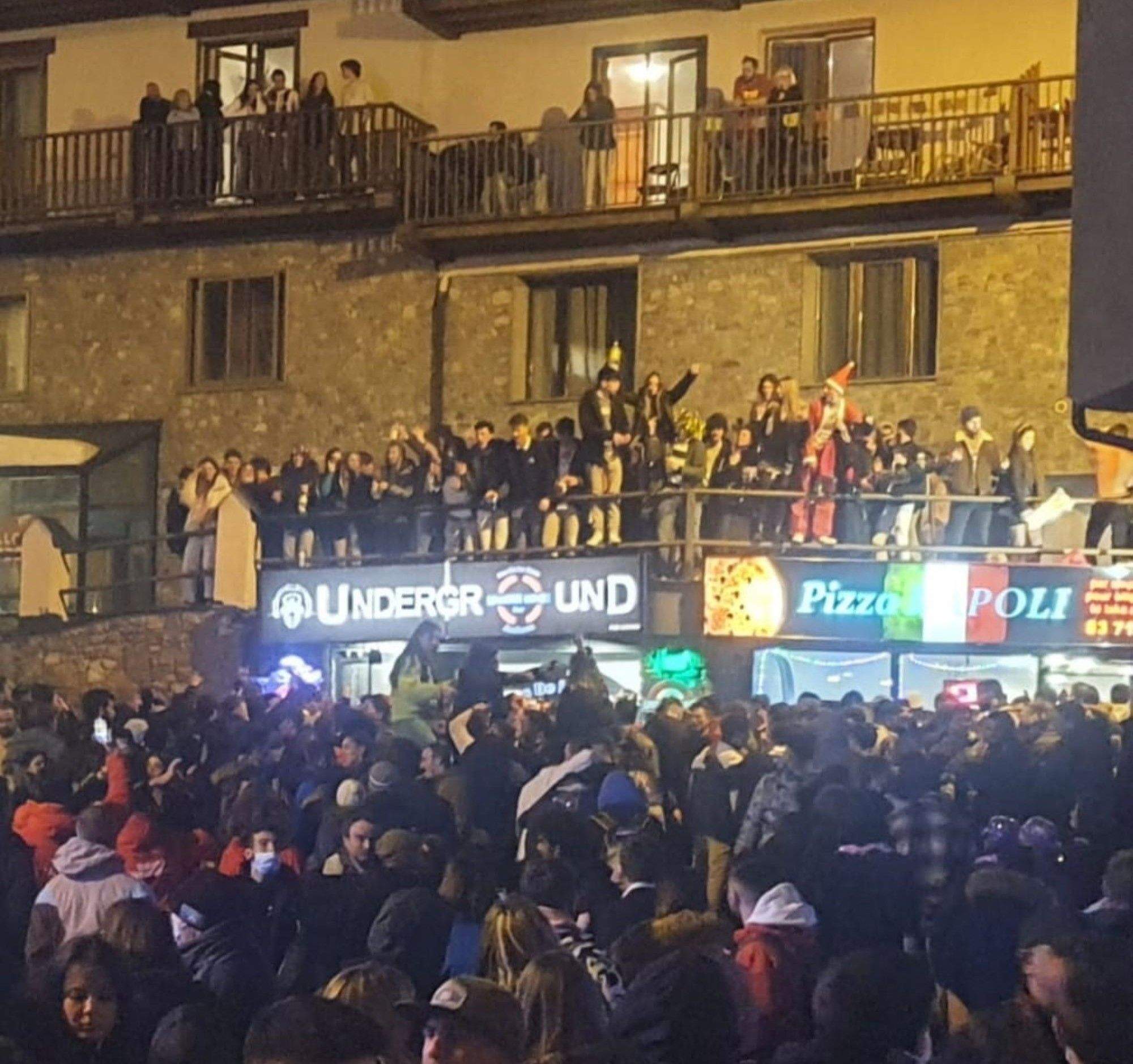 Gent concentrada als carrers del Pas de la Casa.