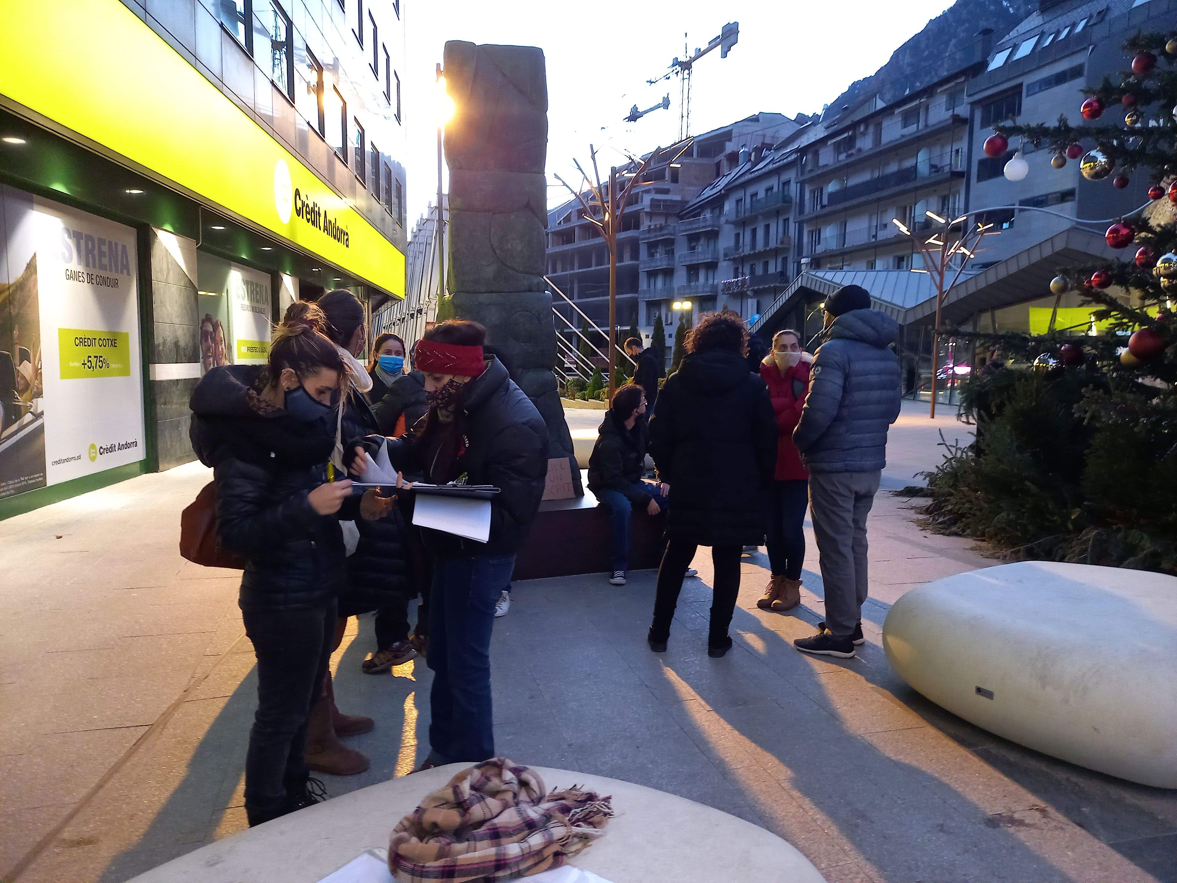 Els assistents han continuat recollint signatures.