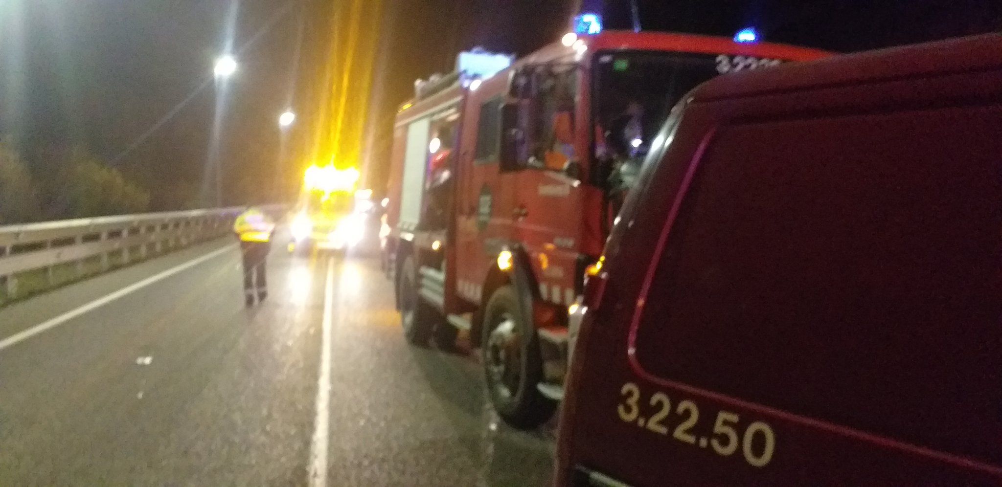 Vehicles dels bombers en el lloc de l'accident. Vehicles dels bombers en el lloc de l'accident.