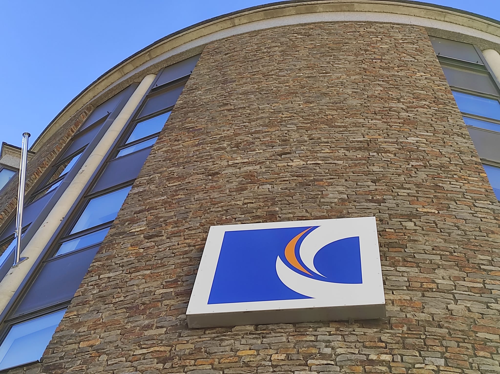 Façana de la seu de la Cambra de Comerç Indústria i Serveis.