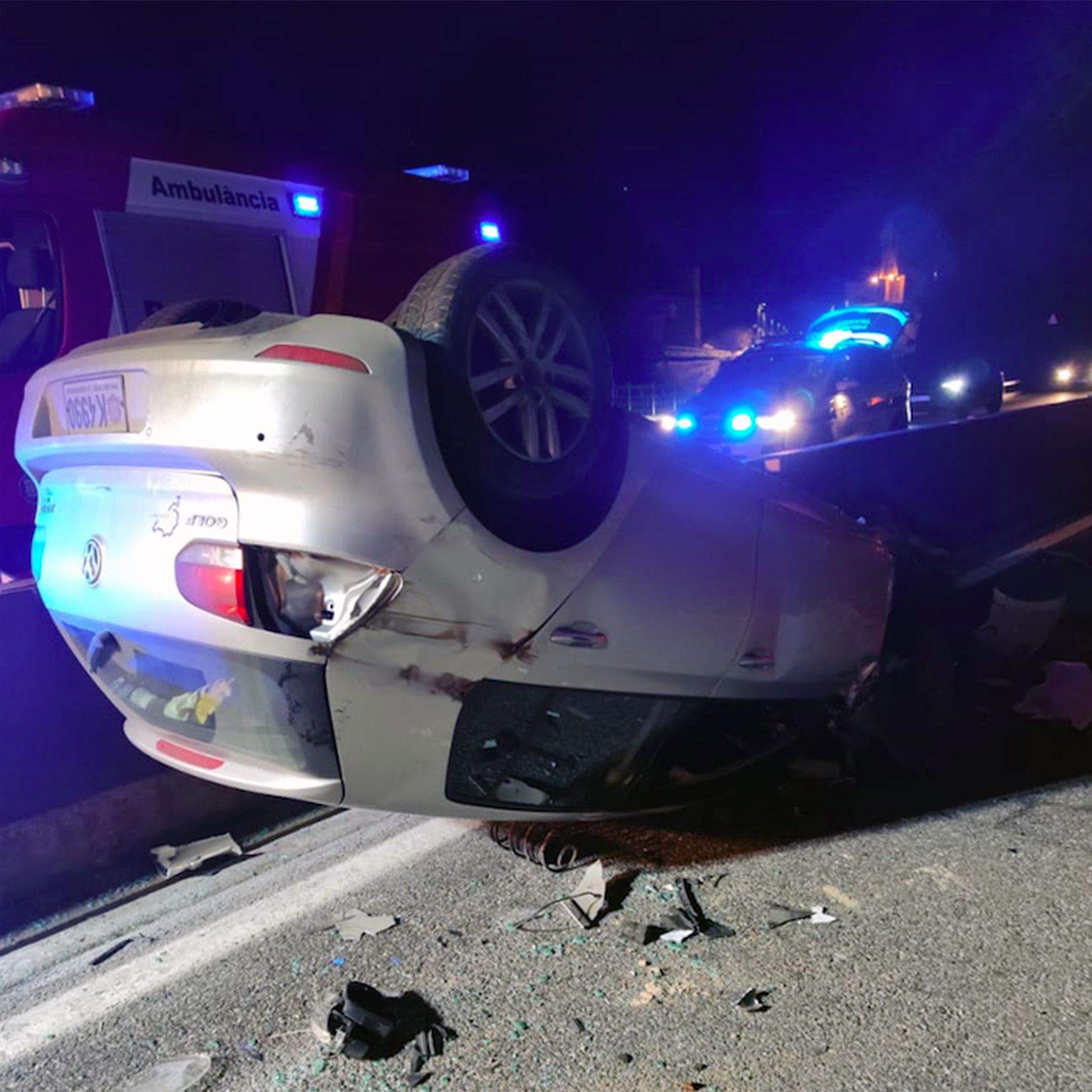 El Golf causant de l'accident múltiple va acabar bolcat.