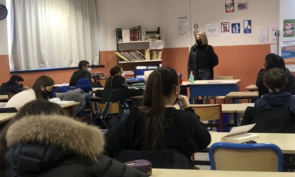 Alumnes del Lyceé fent una formació.