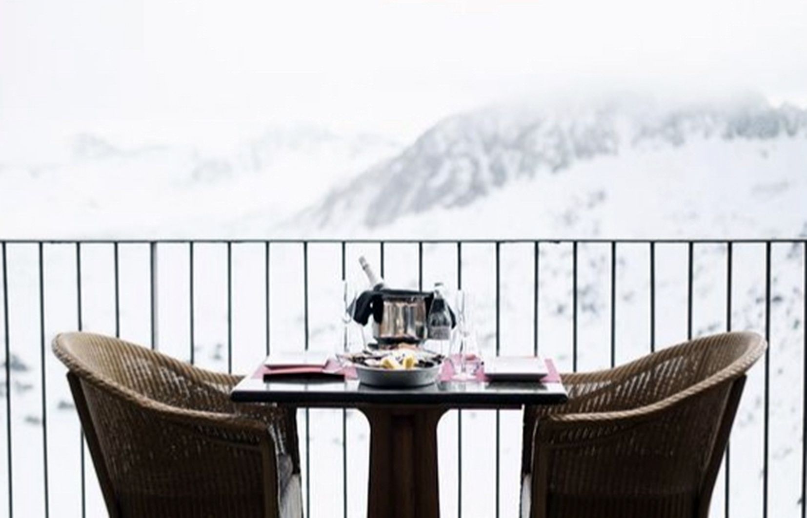 Una taula parada en una terrassa d'un dels restaurants de les estacions d'esquí andorranes.